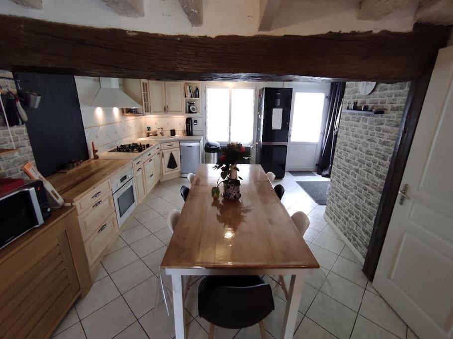 Chaleureuse Maison De Ville Avec Parking Gratuit Шинон Екстериор снимка