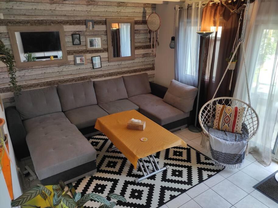 Chaleureuse Maison De Ville Avec Parking Gratuit Шинон Екстериор снимка
