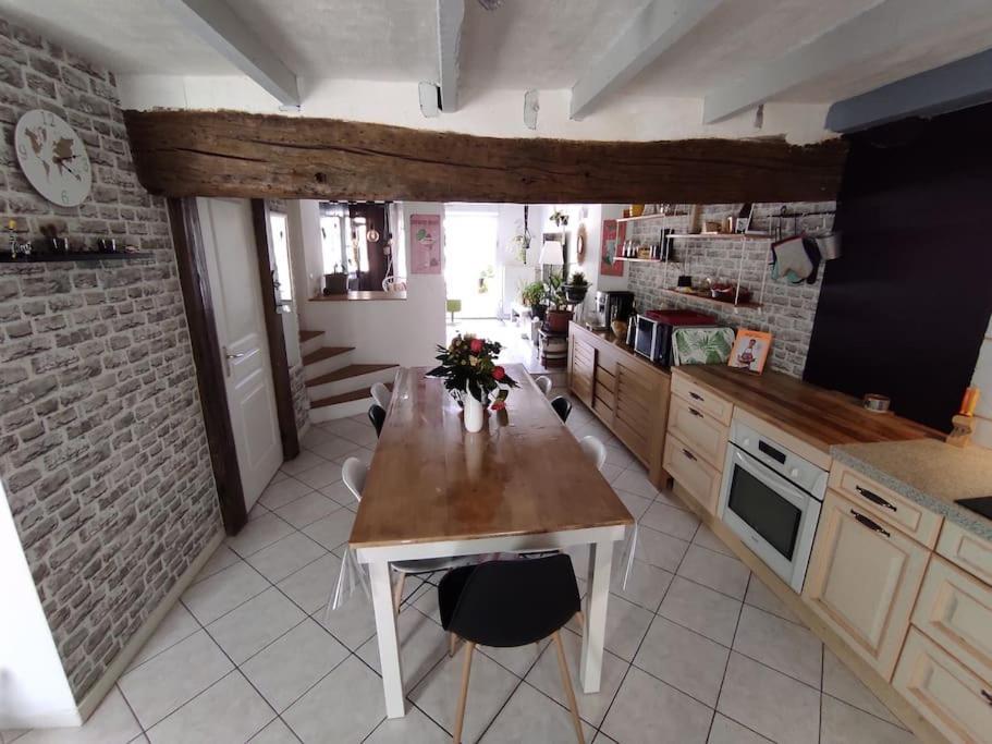 Chaleureuse Maison De Ville Avec Parking Gratuit Шинон Екстериор снимка